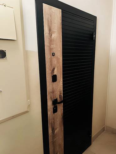 Черная дверь со вставкой ПВХ