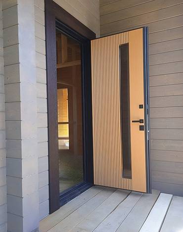 Дверь с узким стеклом