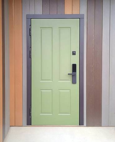 Зеленая дверь с электронным замком